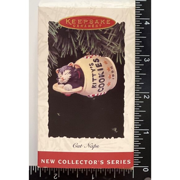 1994 HALLMARK KEEPSAKE ORNAMENT QX531-3 CAT NAPS COOKIE JAR - Picture 1 of 7
